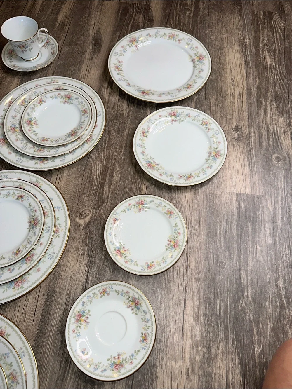 Noritake Contemporary Memory 2882 Fine China 21 Piece Dinnerware Set Floral Gold